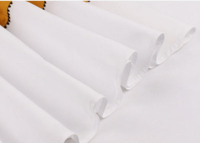 Pekné Žlté A Biele Šaty S Vintage Dizajnom