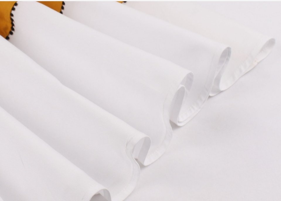 Pekné Žlté A Biele Šaty S Vintage Dizajnom