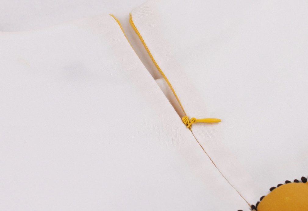 Pekné Žlté A Biele Šaty S Vintage Dizajnom