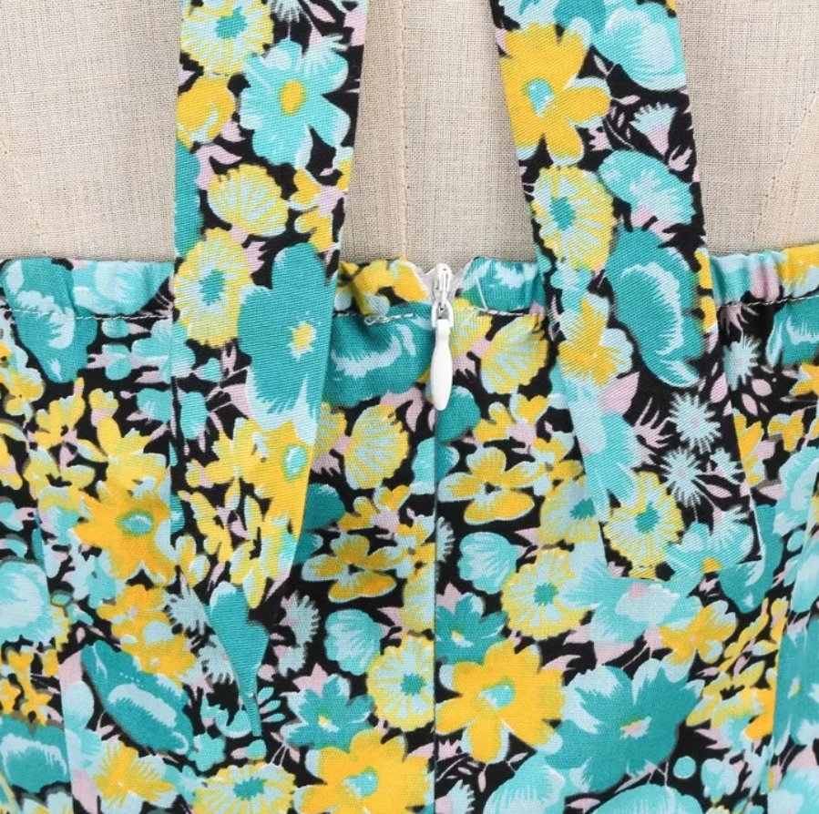 Elegantné Kvetinové Šaty Z 50. Rokov