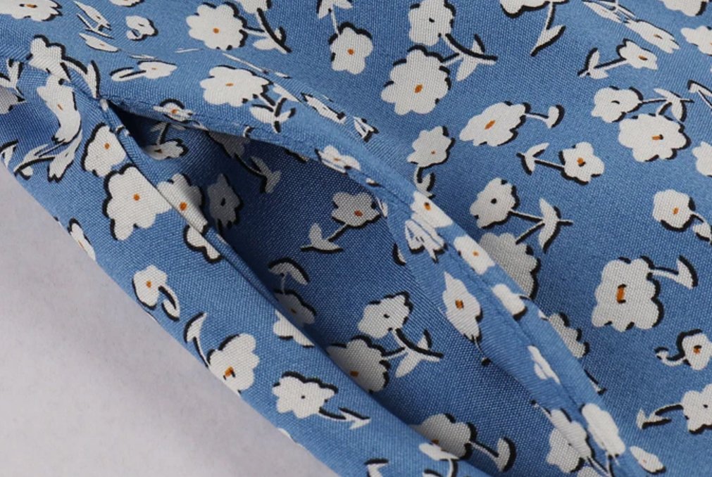 Vintage Modré Rozšírené Šaty S Bielymi Kvetmi