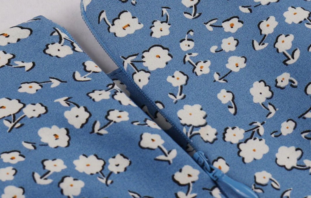 Vintage Modré Rozšírené Šaty S Bielymi Kvetmi