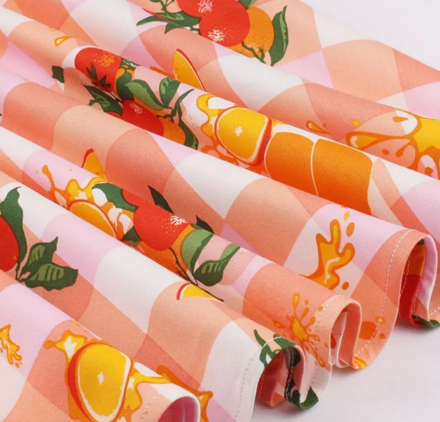 Vintage Šaty S Okrúhlym Výstrihom A Ružovými Kvetmi