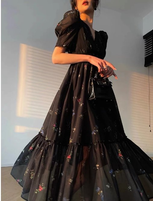 Vintage Čierne Šaty S Výstrihom Do V